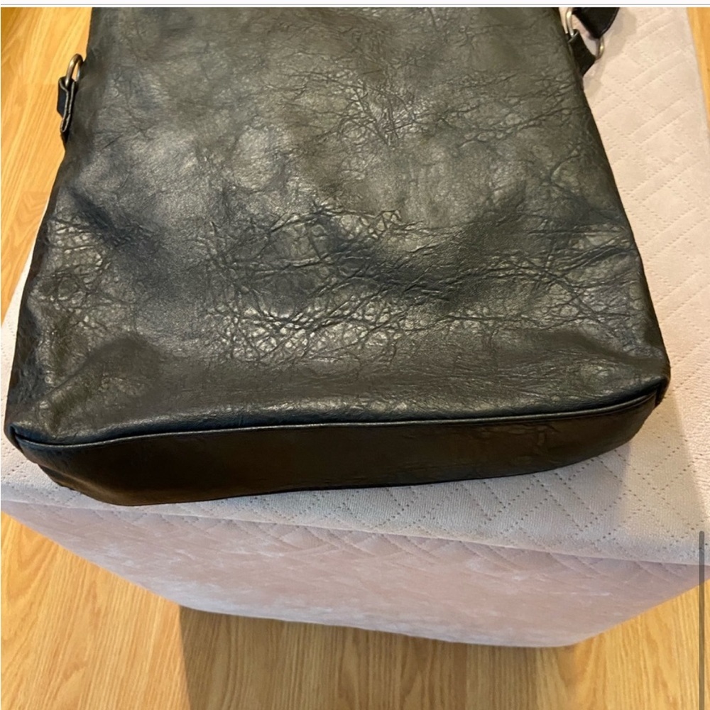 American Eagle AE Vegan Black Leather
Multipocket Crossbody Tribal Bag - Picture 12 of 16